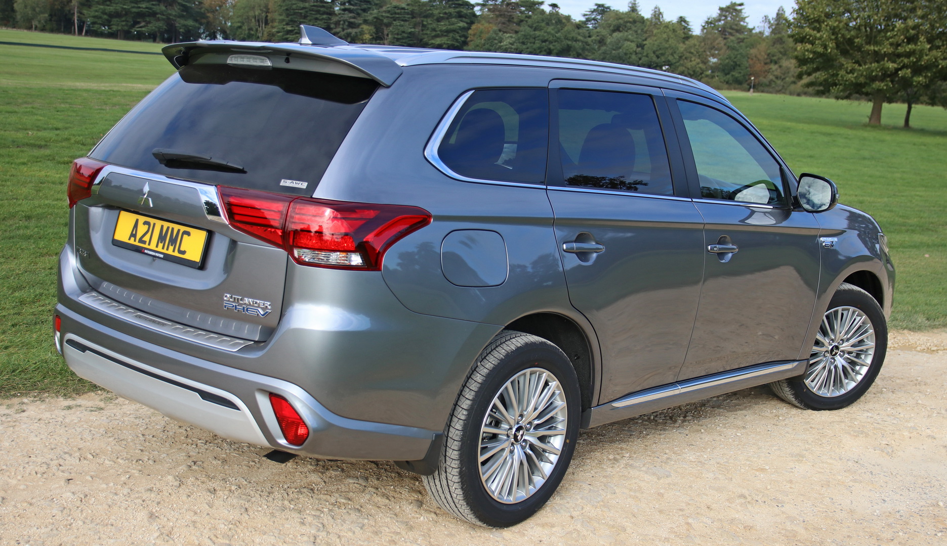 2019 Mitsubishi Outlander PHEV Gains Two New Range Topping Grades In