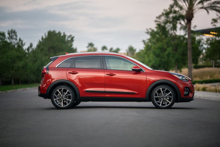 Kia Niro Hybrid And Plug In Hybrid Arrive With New Tech Carscoops