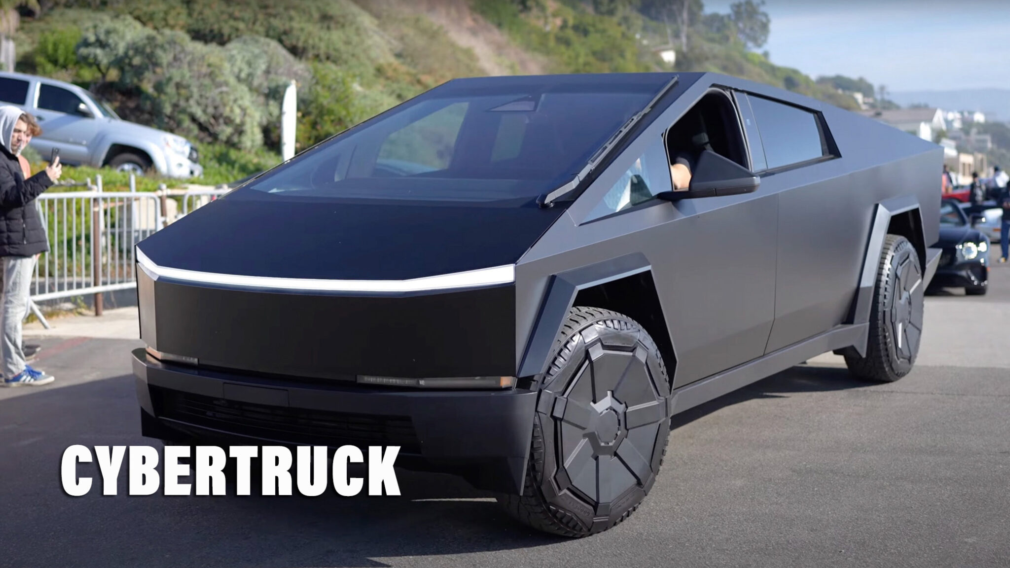 Le Cybertruck De Tesla Est Il Meilleur Ou Pire Avec Un Emballage Noir