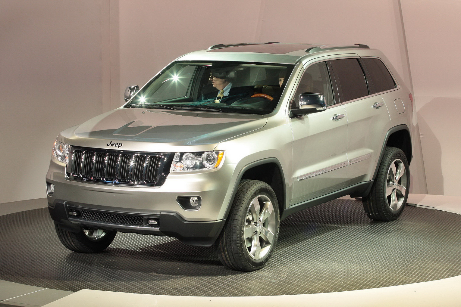 Jeep cherokee москва. Jeep Cherokee 2011. Джип Чероки 2011. Grand Cherokee 2011. Jeep Cherokee 2010.