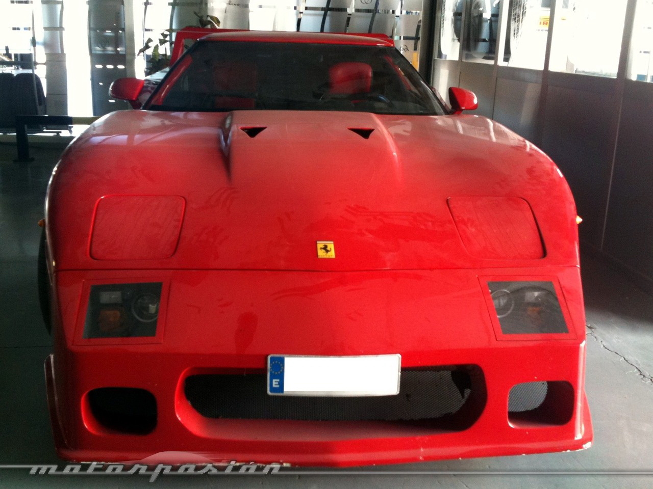 Ferrari f40 в гараже