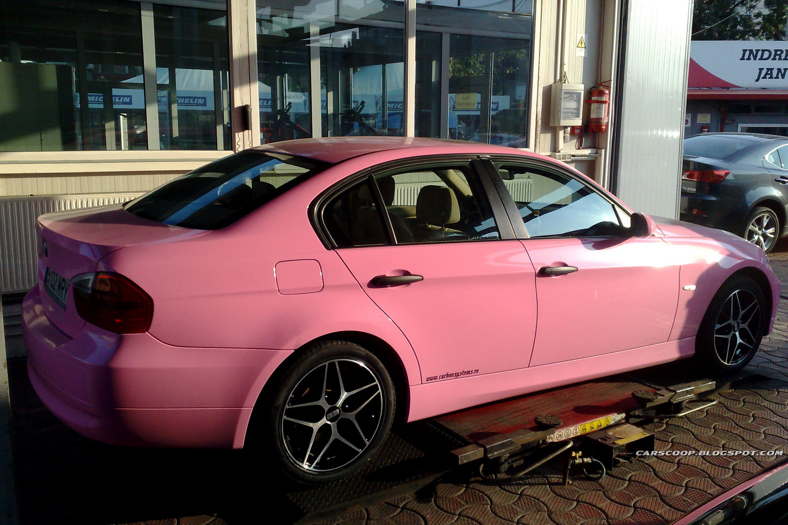 Розовая BMW e90