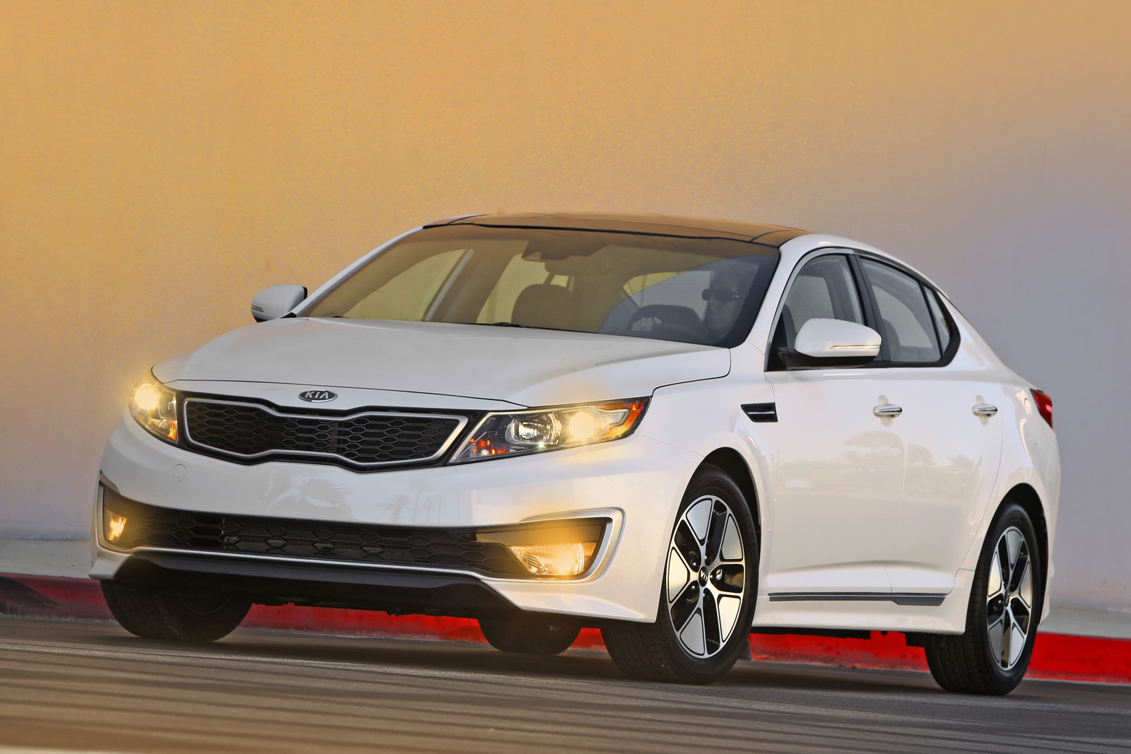 LA Show 2010 KIA Launches Optima Hybrid, Returns 40 mpg Highway