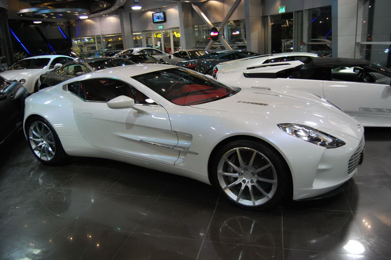 Aston Martin one 77 красный