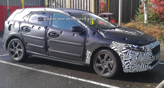  SPIED: New Volvo V30 5-Door Hatchback Spotted Hanging Around a Parking Lot