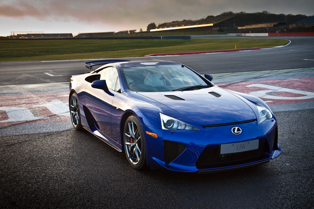 Lexus LFA сбоку синий