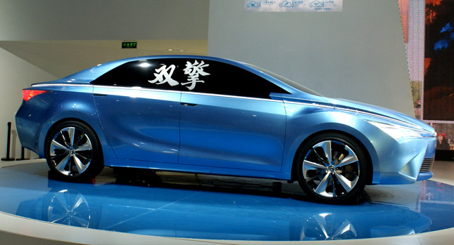  Toyota Shows New Yundong Shuangqing Hybrid Sedan Concept in Beijing