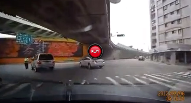  Another Taiwanese Traffic Cop Struck by a Careless Driver