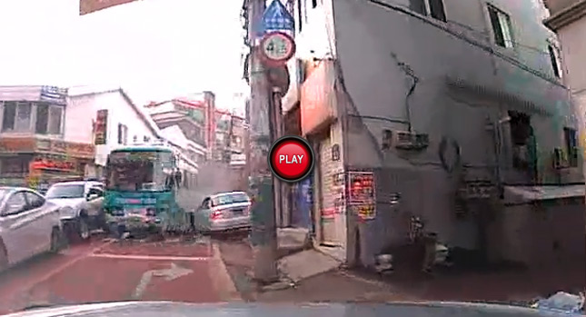  Smart Call by Korean Driver Faced with Out of Control Bus