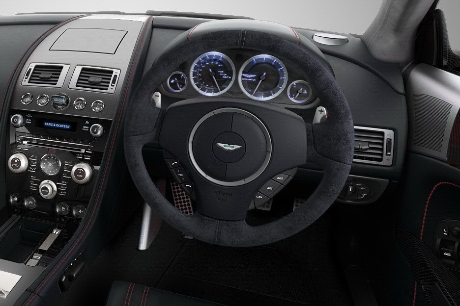 Панель автомобиля. Aston Martin DBS Interior. Aston Martin DBS 2008 салон. Панели современных автомобилей. Современный салон автомобиля панель.