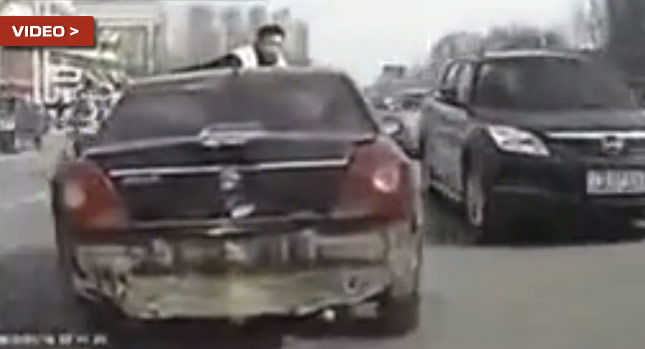  Chinese Police Officer Clings On to a Runaway Car’s Windshield for 2 Miles!