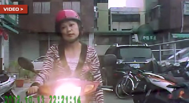  Taiwanese Scooter Lady Stands Her Ground, Flashing Her Eyes and Lights