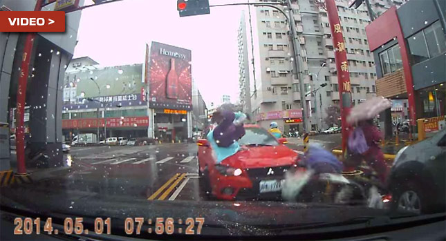  Mitsubishi Driver Knocks Down a Motorcyclist and a Pedestrian and Runs Away