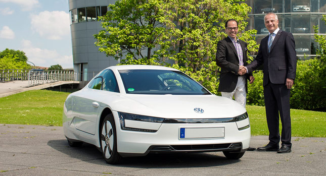  Volkswagen Delivers First XL1 to Berlin Resident