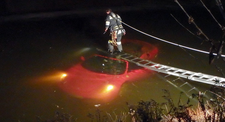  Ferrari F430 Spider Plunges Into a Pond