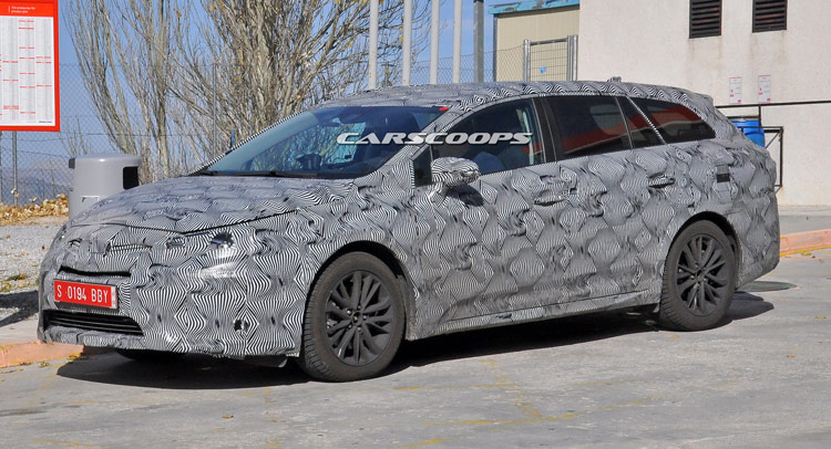  2016 Toyota Avensis Spied in Wagon Form