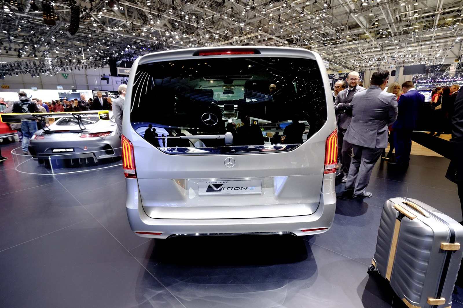 Mercedes Previews V-Class Plug-in Hybrid Van Revolution in Geneva -  autoevolution