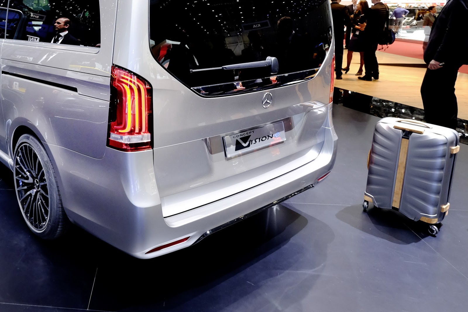 Mercedes Previews V-Class Plug-in Hybrid Van Revolution in Geneva -  autoevolution