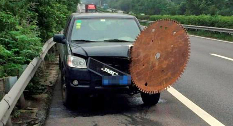  Final Destination? Huge Blade Cuts Into Chinese Driver’s Pickup On Highway