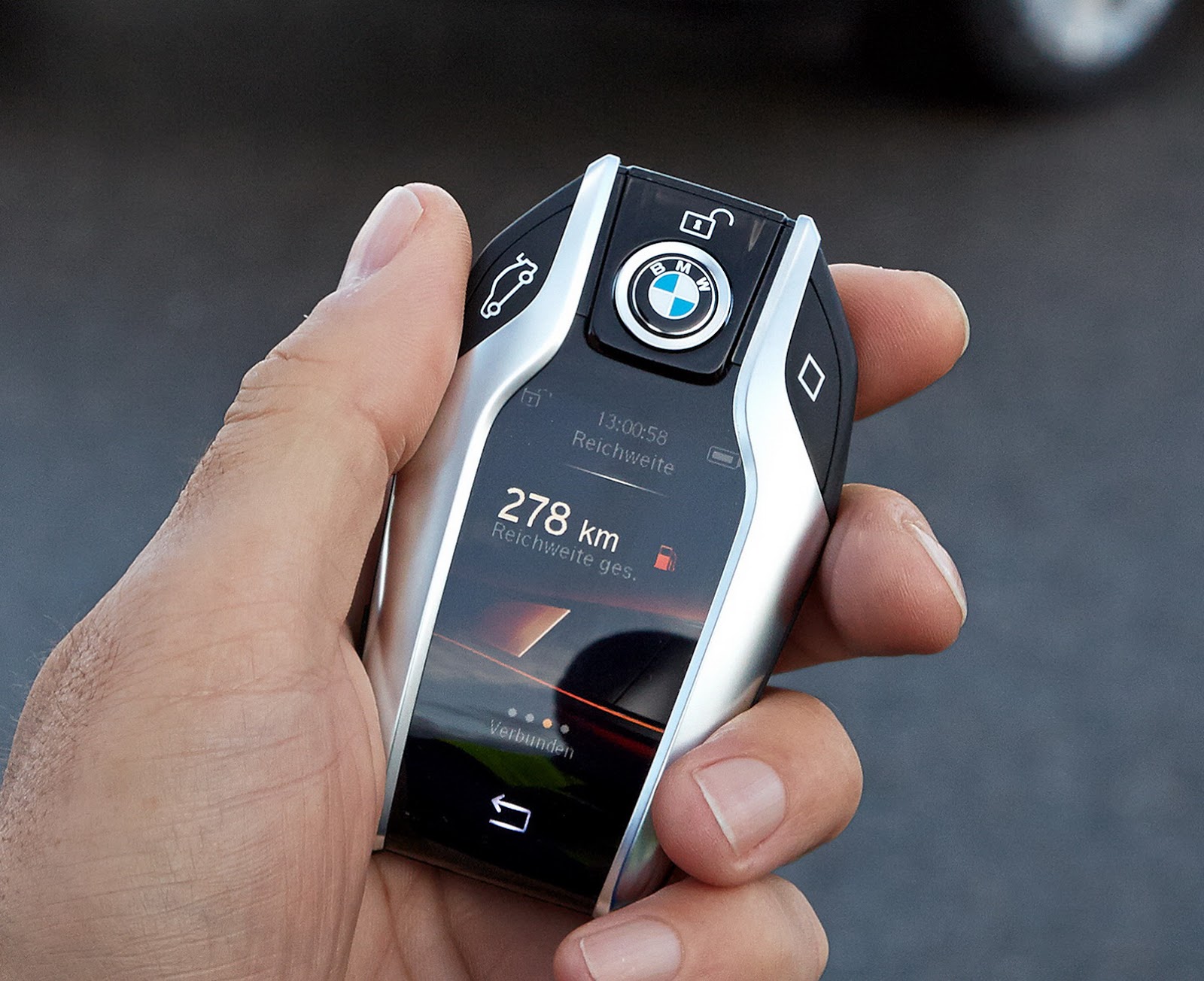 New BMW 7Series Has A Super Cool Key Fob With A Digital Display That