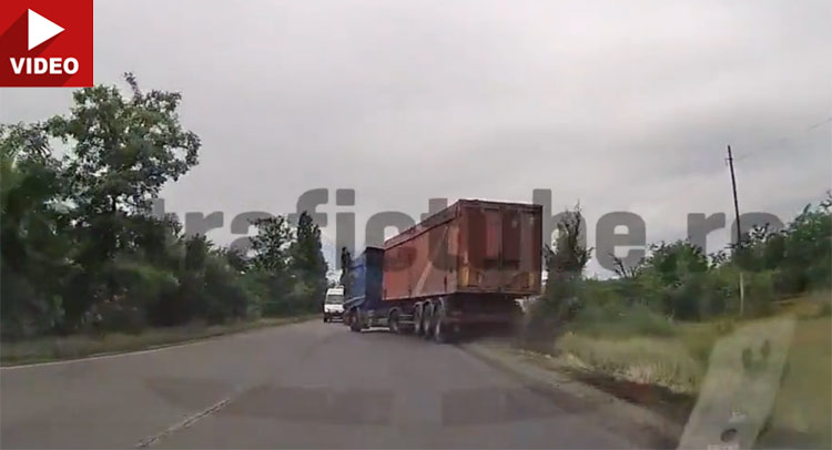  Truck Violently Slams Into Oncoming Van