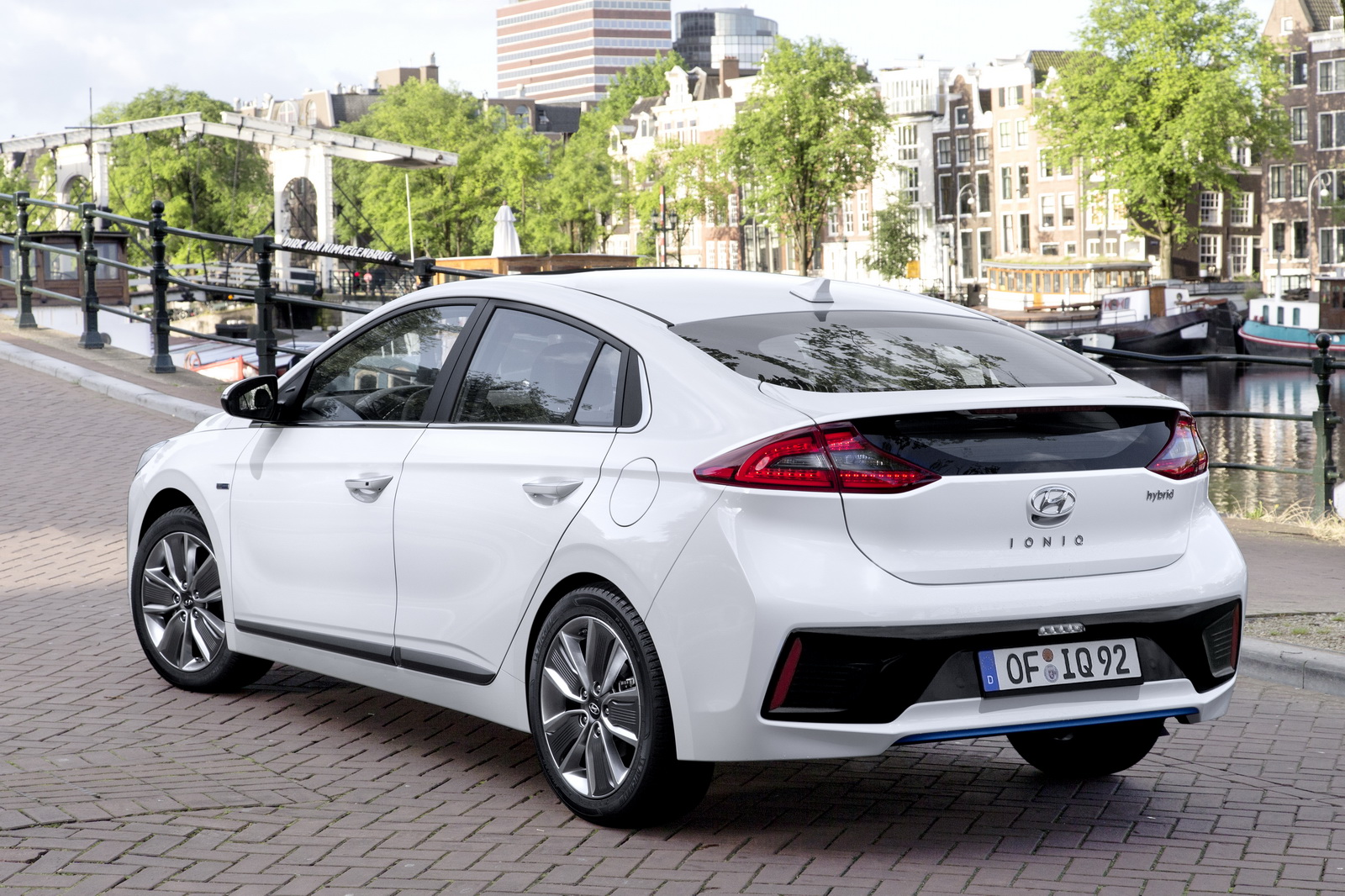 Hyundai ioniq фото