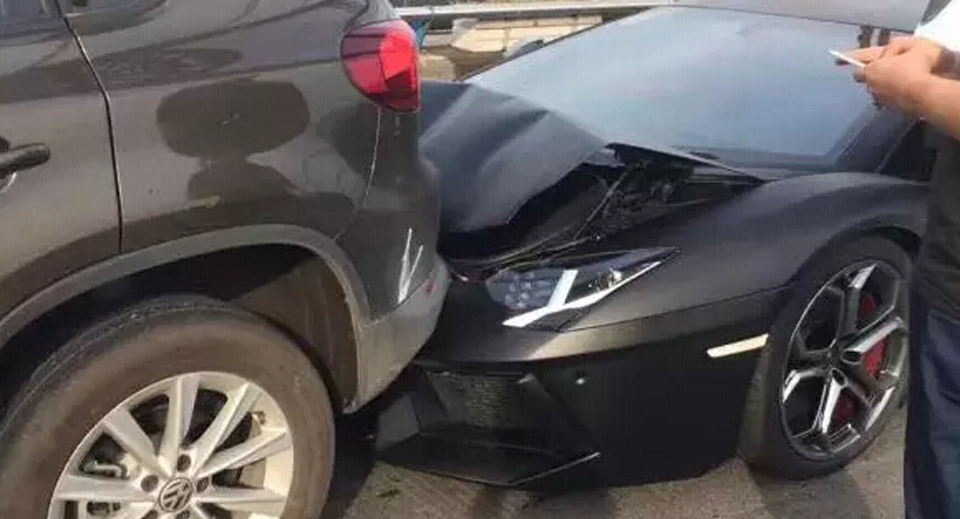  Lamborghini Aventador Rear Ends A VW Tiguan In China