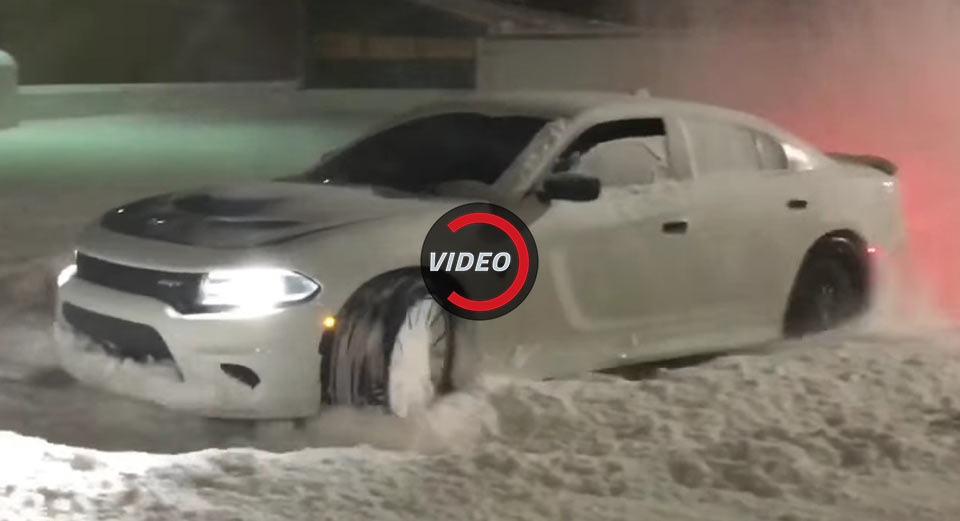  Dodge Charger SRT Hellcat Likes To Play In The Snow