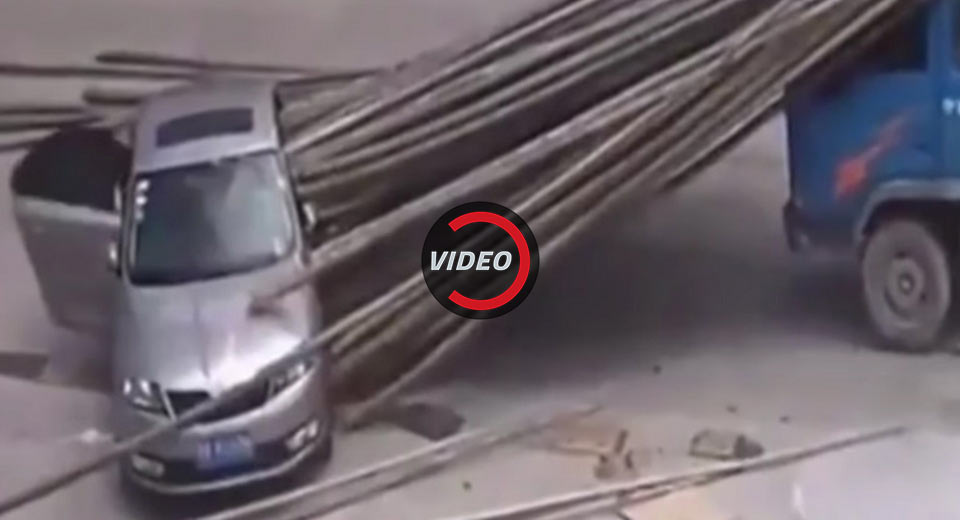  Skoda Rapid Impaled By Bamboo Poles, Somehow Occupants Survive