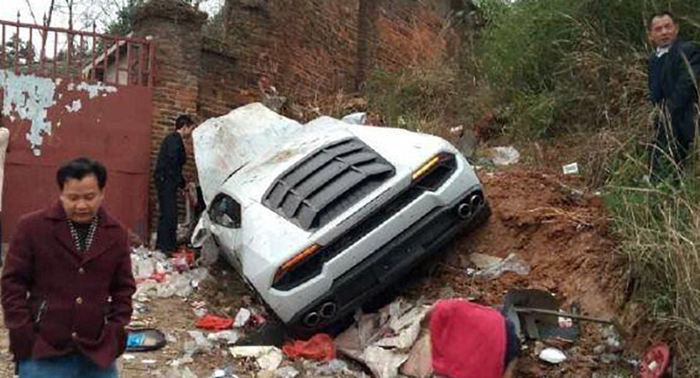  Lamborghini Huracan Gets Into A Dirty Crash In China