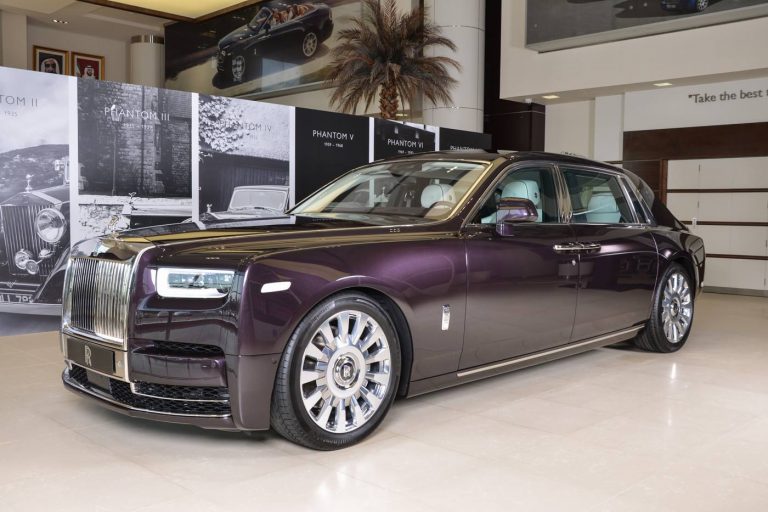 New Rolls-Royce Phantom EWB Looks Right At Home In Abu Dhabi | Carscoops