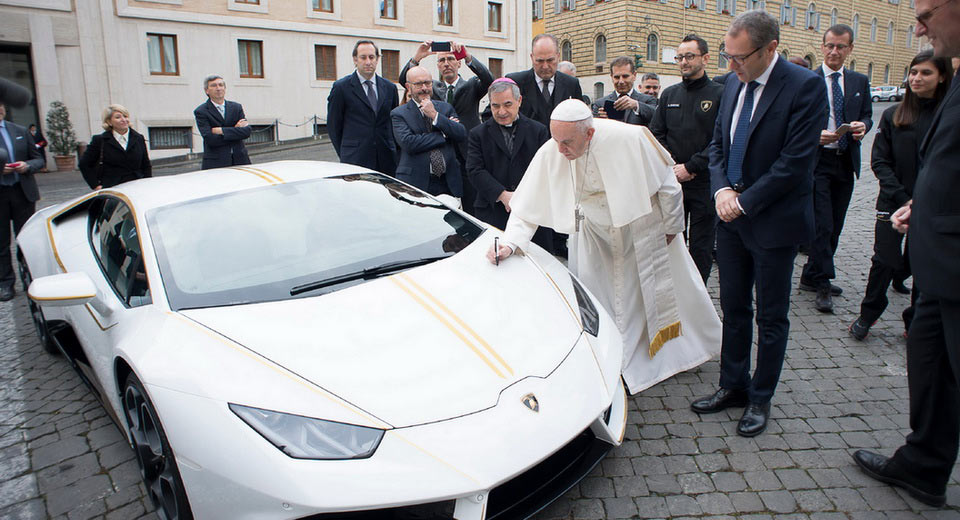  Pope Gets A Custom Lamborghini Huracan For A Good Cause