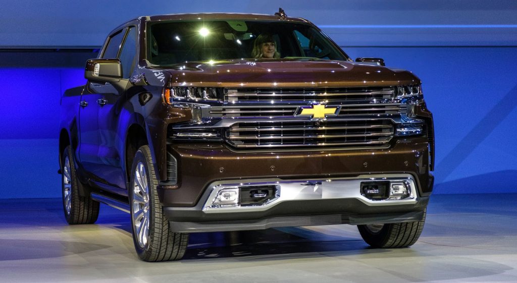  2019 Chevrolet Silverado Unveiled, Drops 450 Pounds, Gains Straight-Six Diesel