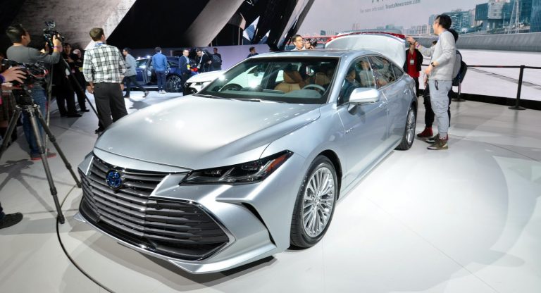 2019 Toyota Avalon Edges Closer To Lexus, Adds Apple CarPlay Too ...