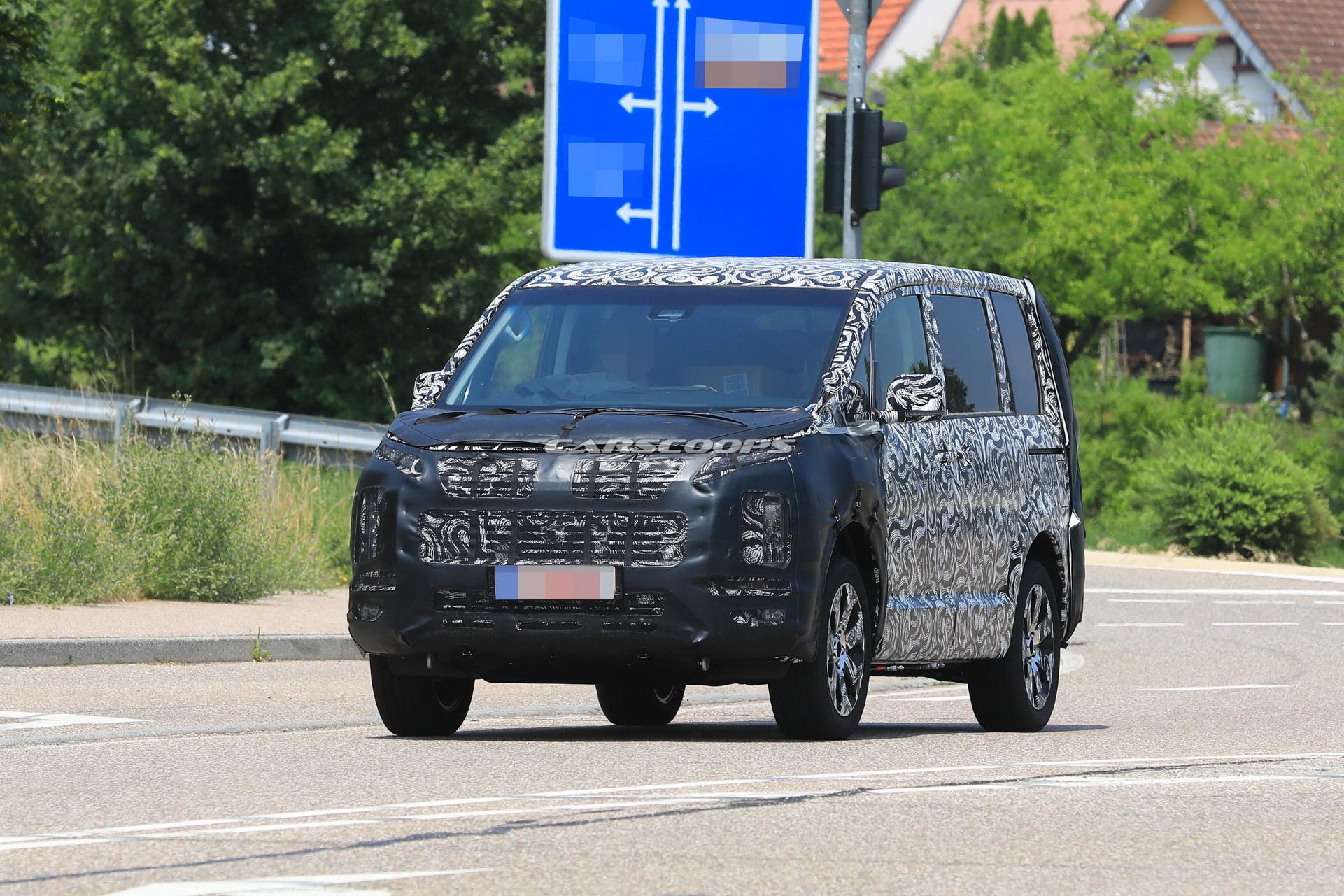 2019 Mitsubishi Delica Is A Minivan Crossover Based On The Outlander ...