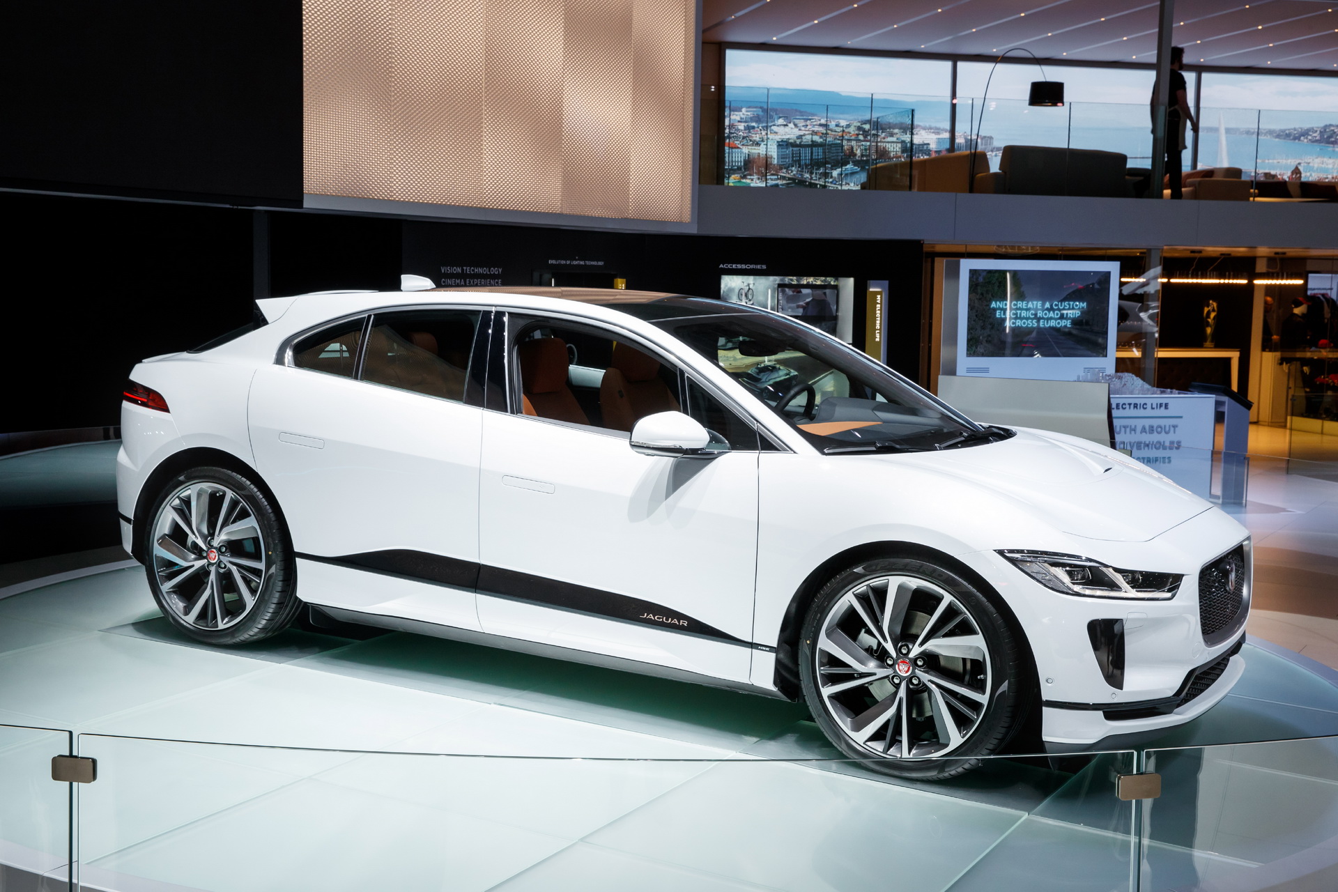 2018-Jaguar-IPace-07.jpg