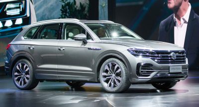 2019 VW Touareg Is Bigger, Lighter And Packs A Massive Display Inside ...