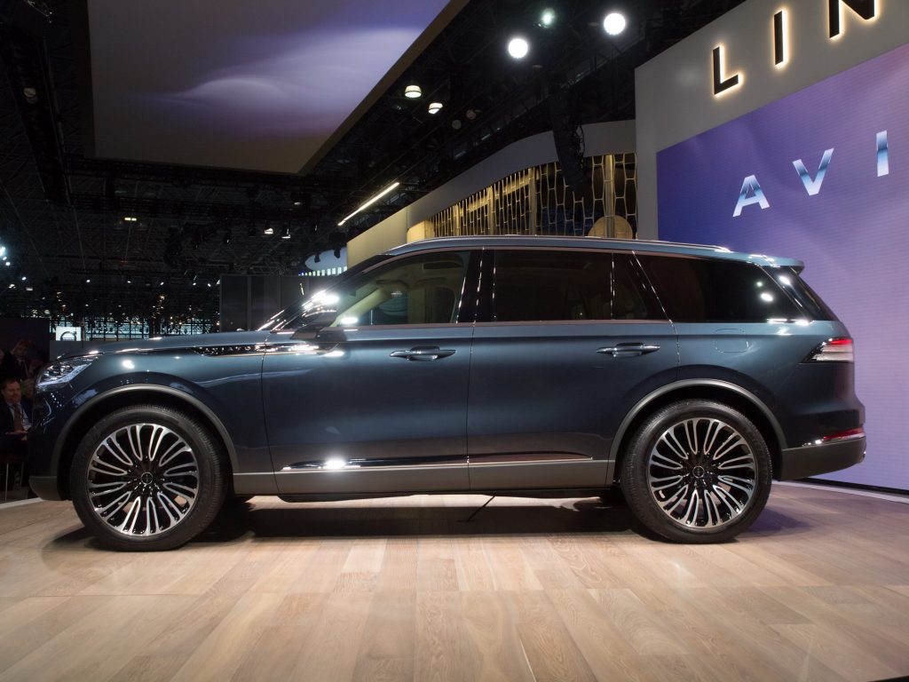 Lincoln Aviator Forecasts An Elegant Three-Row Plug-In Hybrid | Carscoops