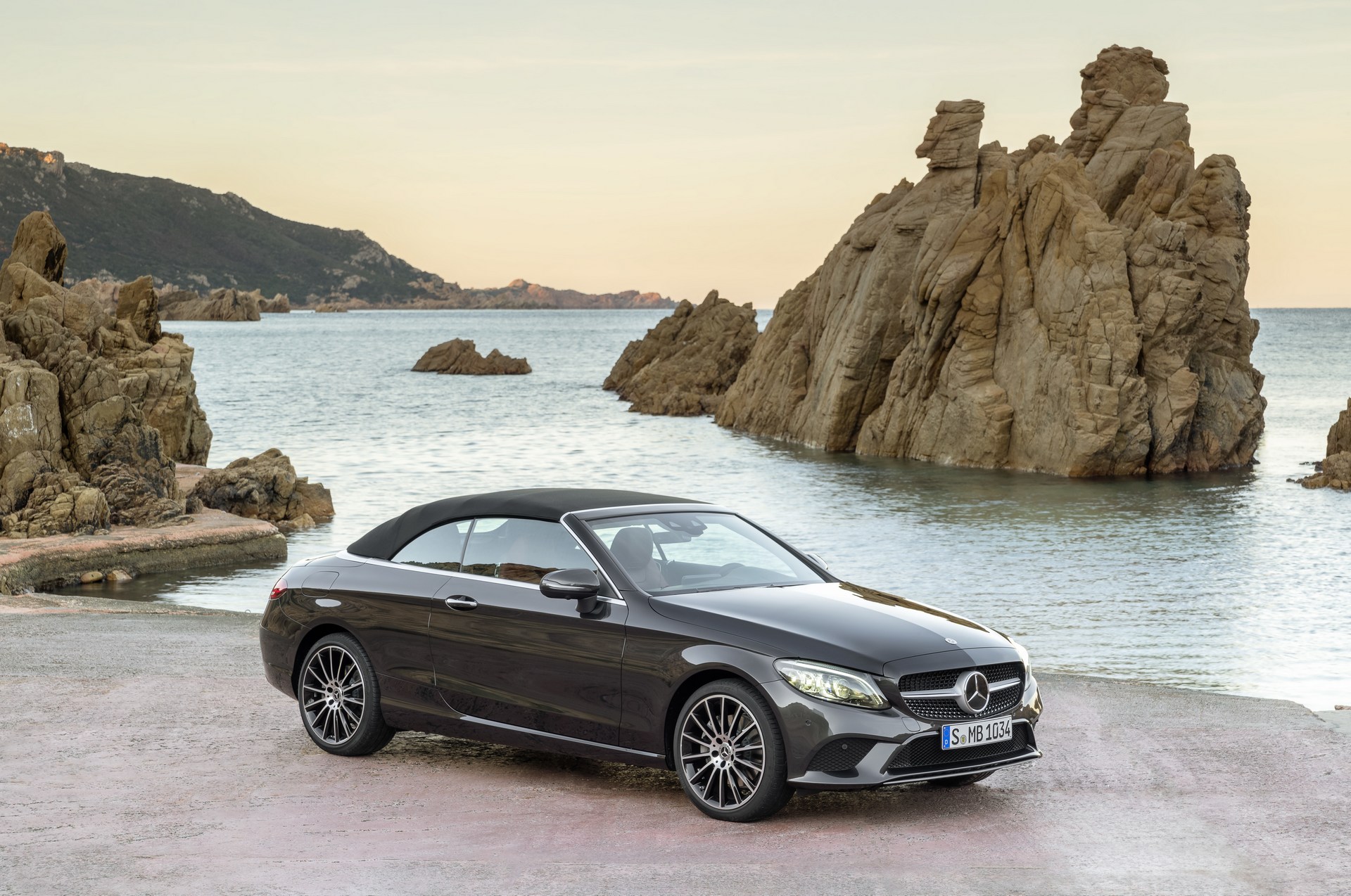 Facelifted Mercedes C Class Coupe And Convertible Revealed With New Tech And More Power Carscoops 