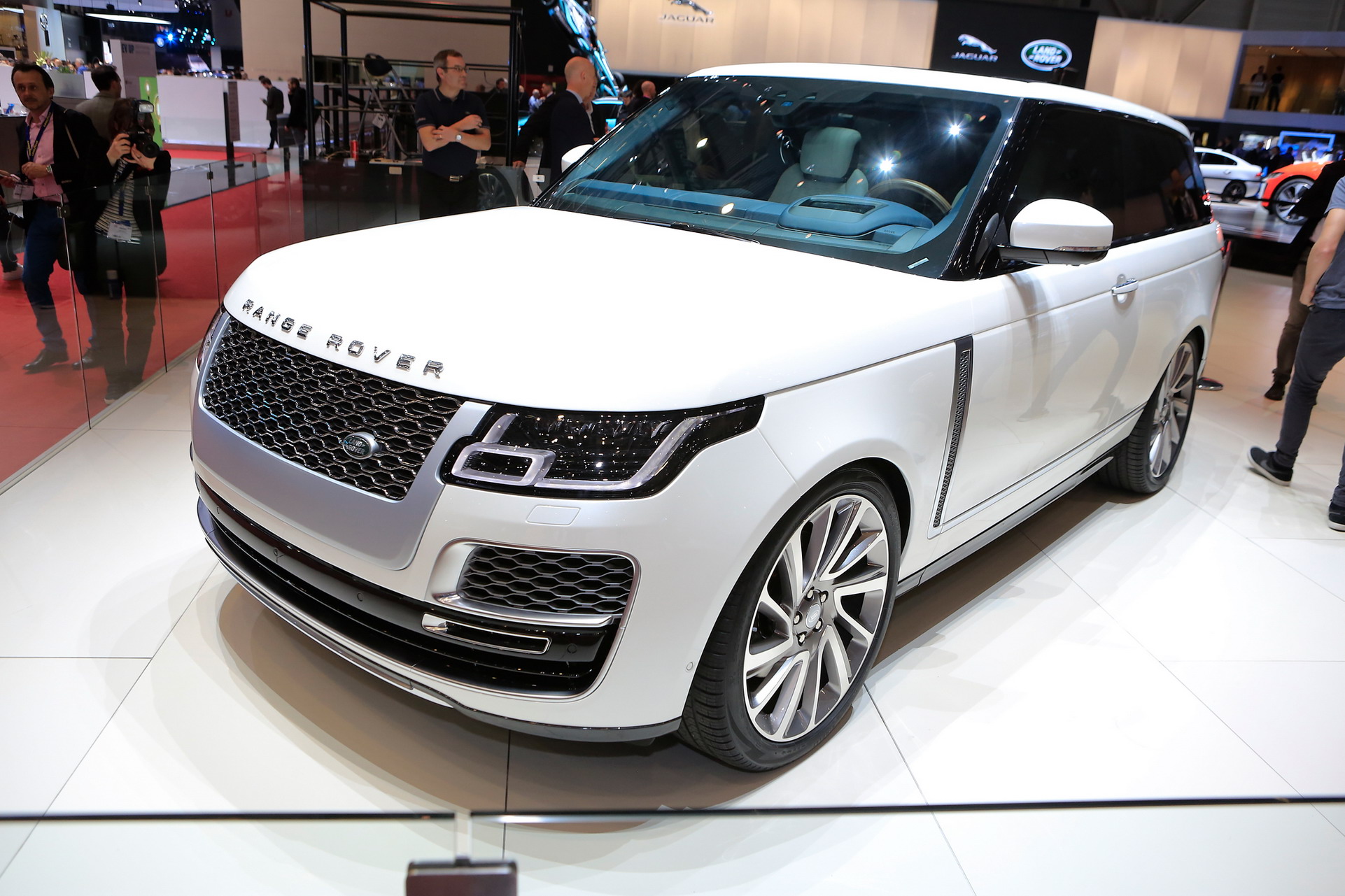 Range rover 2023 года