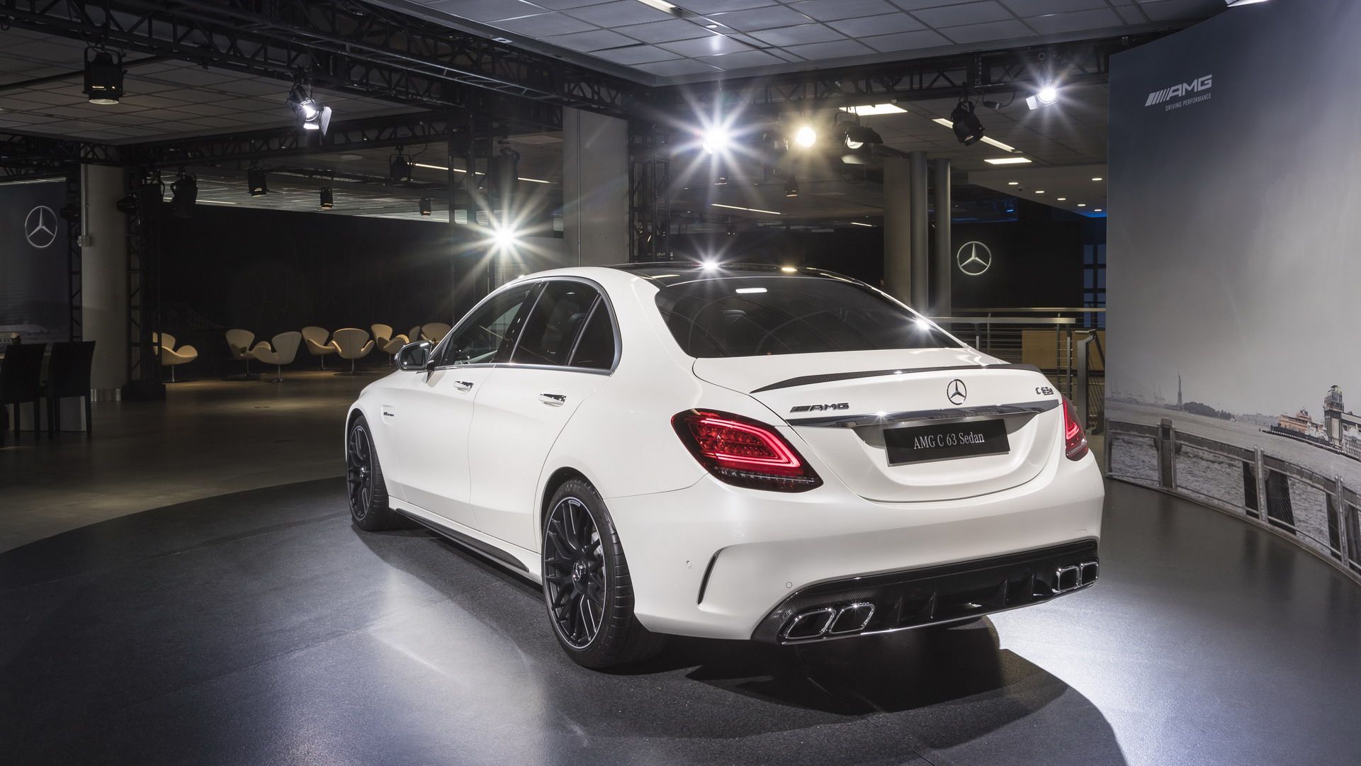 E63 AMG салон ночью