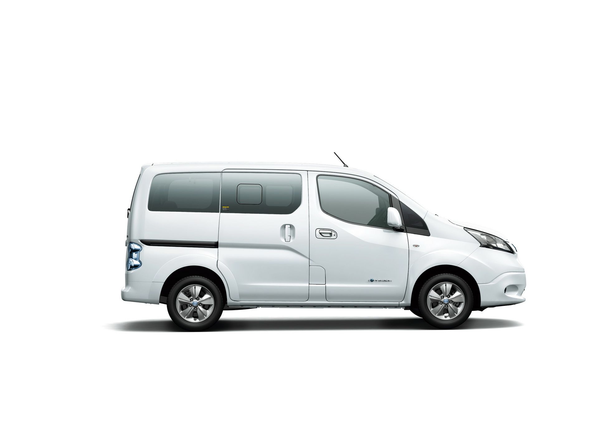 Е ниссан. Nissan nv200 2021. Nissan nv200 2009+. Ниссан нв 200 сбоку. Nissan nv200 e-nv200 40 KWH.