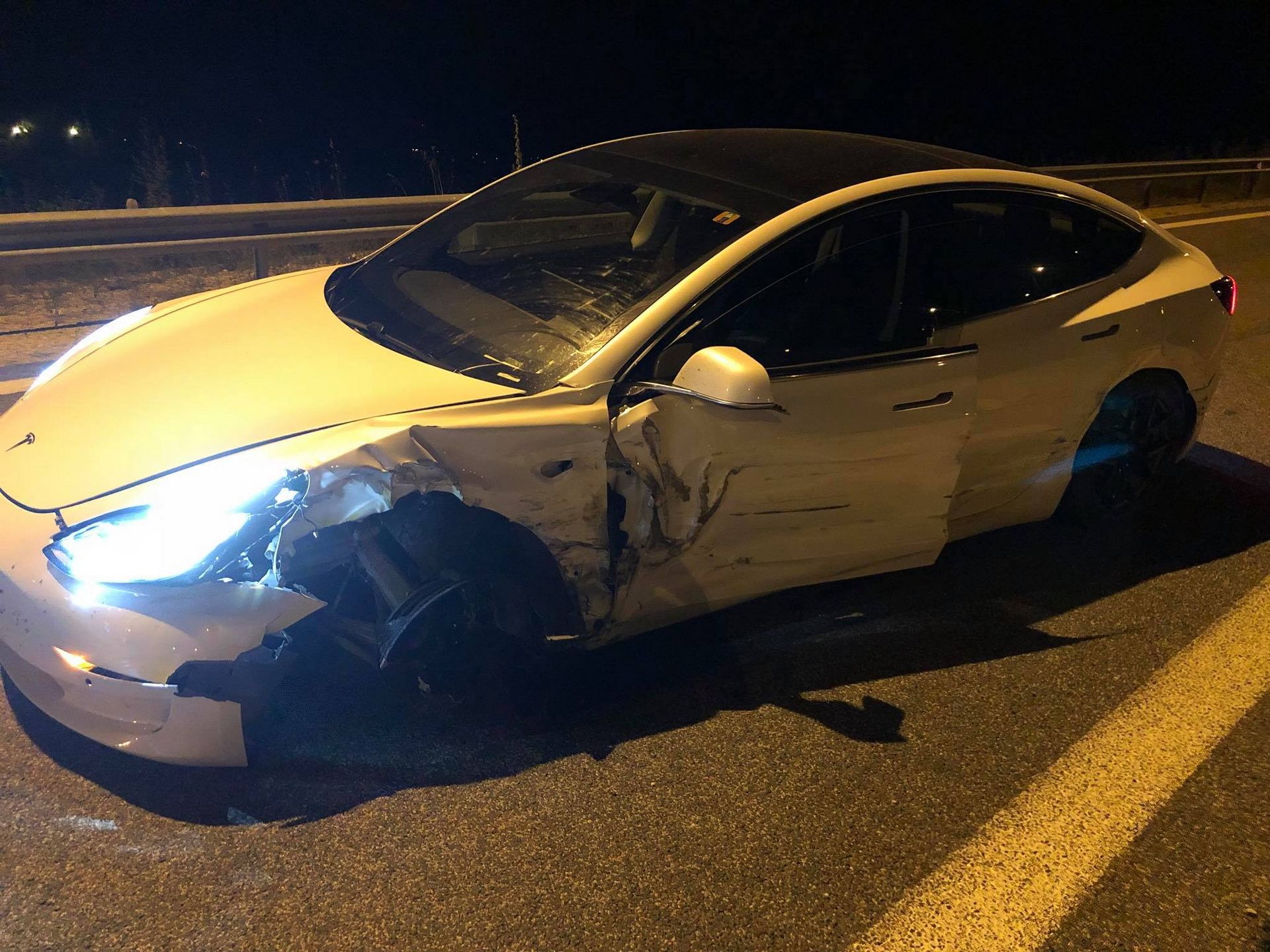 [Image: Tesla_Model3_AutopilotCrash_Greece_01.jpg]