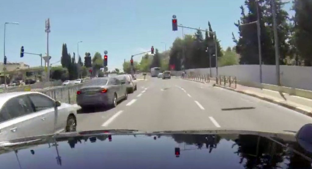  Mobileye Self-Driving Prototype Runs Red Light On Press Demo