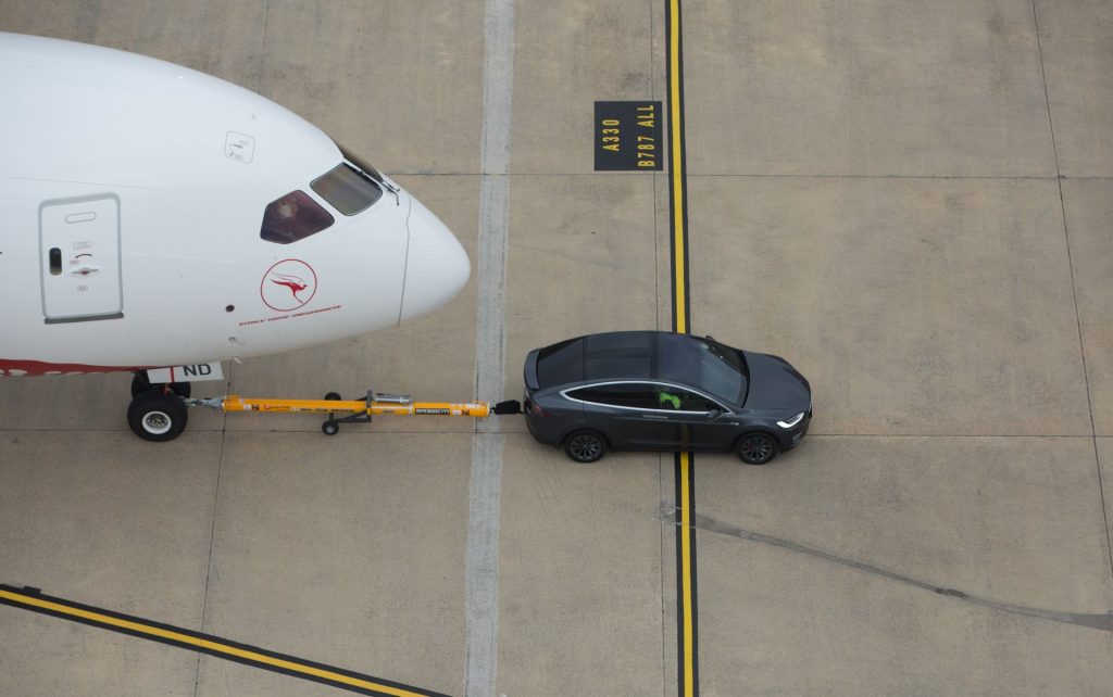 Watch Teslas Model X Tow A Boeing 787 9 Dreamliner Carscoops