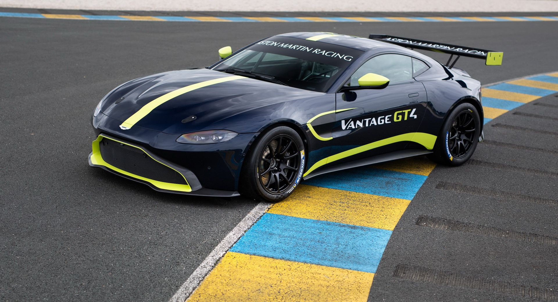 Aston Martin Vantage 2021 Race