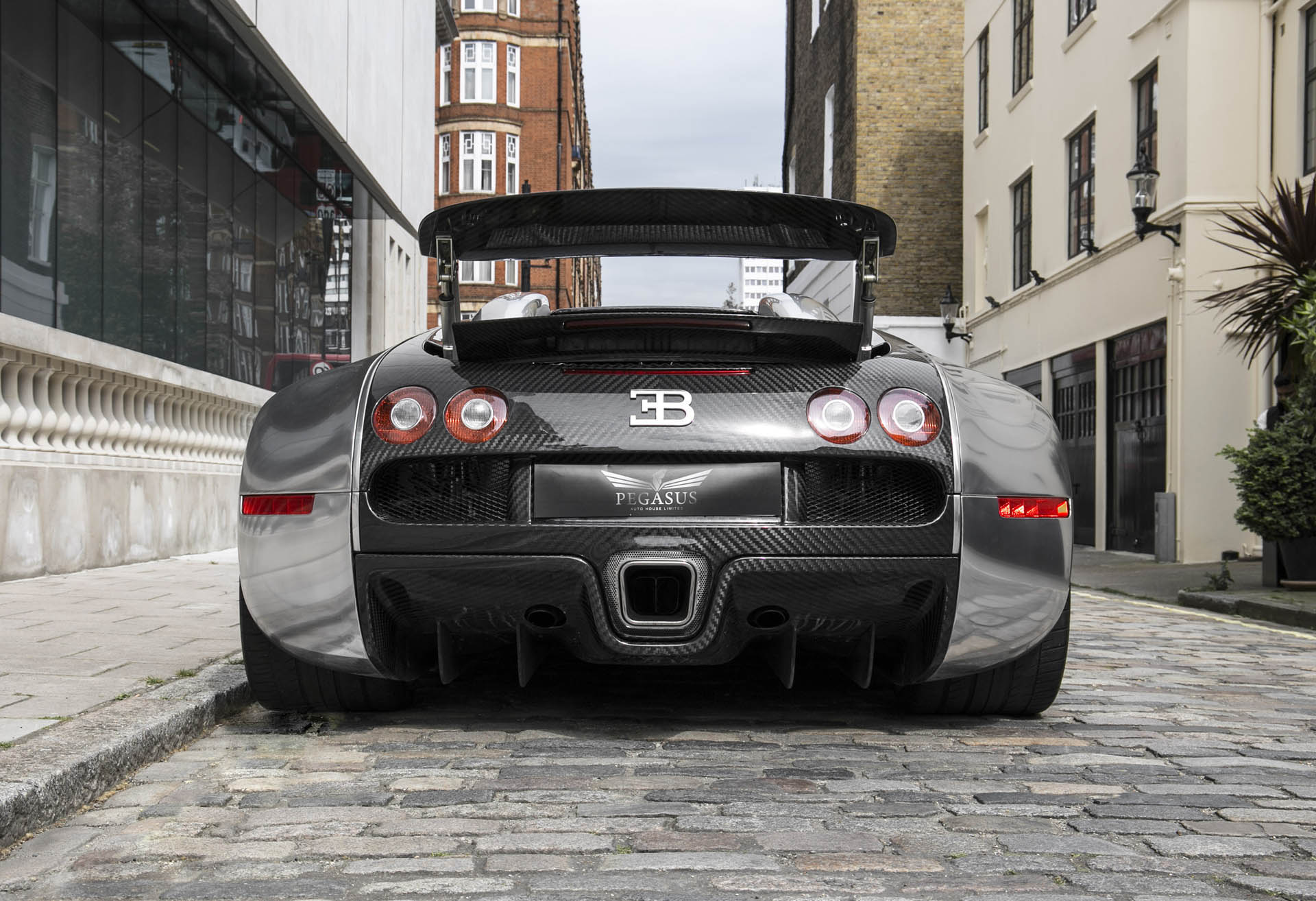 Chrome And Carbon Bugatti Veyron Would Sure Look Sweet In Your Driveway ...