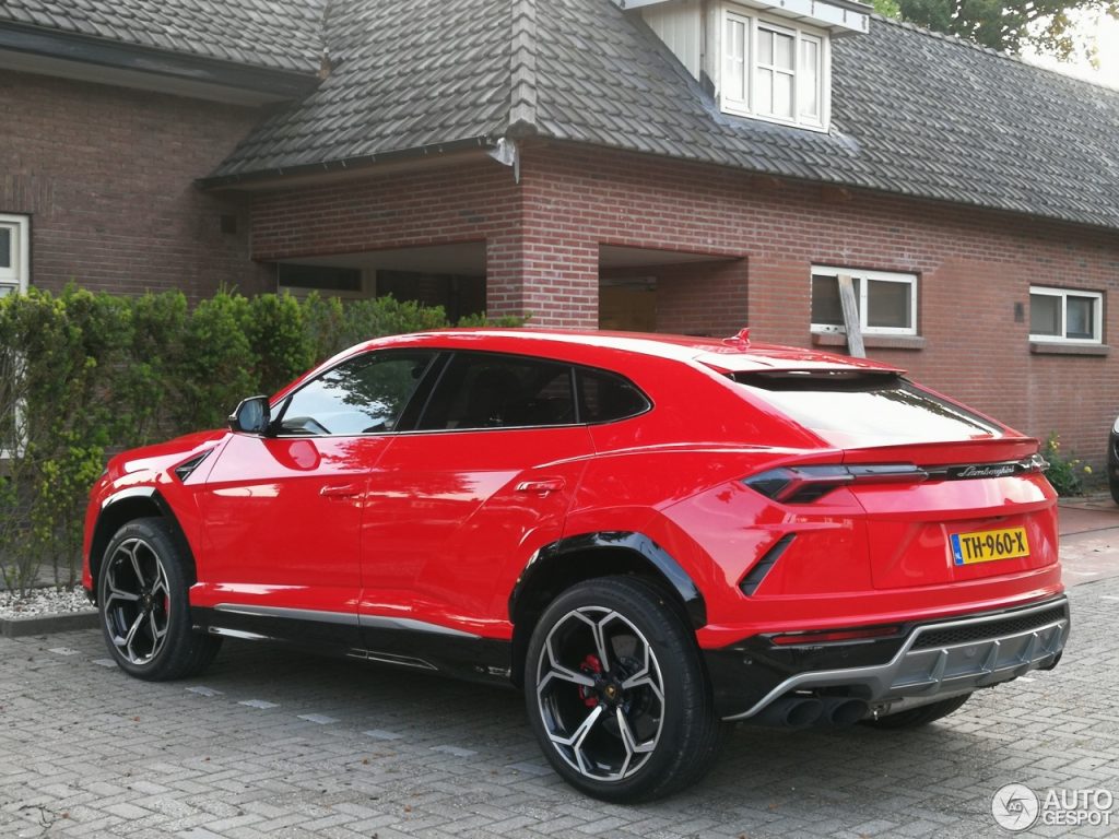 Lamborghini urus red