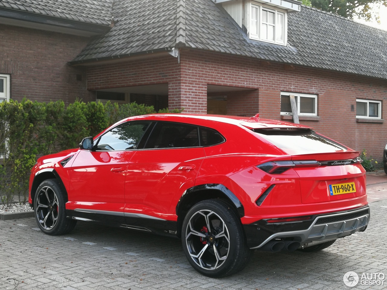 Lamborghini Urus красный