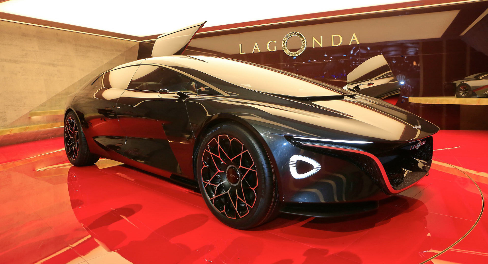 Кроссовер Астон Мартин Lagonda 2018